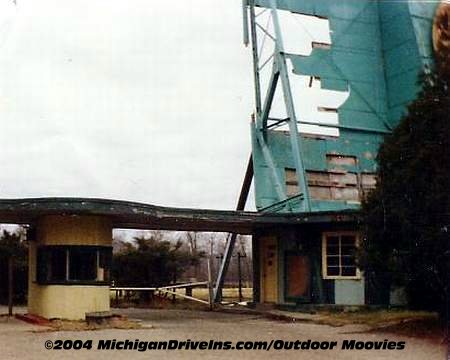 Crest Drive-In Theatre - Crest Ticket Booth 1990 Courtesy Darryl Burgess-Outdoor Moovies